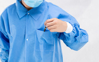 Il cappotto eliminabile su misura del laboratorio medico lungamente collega il polsino con un manicotto elastico unisex