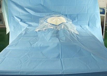 Chirurgico sterile dell'ospedale copre la finestratura cesarea della consegna con il film chirurgico