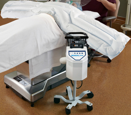 Coperta riscaldante per la parte superiore del corpo Sistema di controllo del riscaldamento in terapia intensiva Tessuto SMS chirurgico Unità ad aria libera colore bianco taglia metà corpo