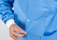 Cappotto eliminabile del laboratorio di SMS con l'abito dell'ospite dell'ospedale dei pantaloni